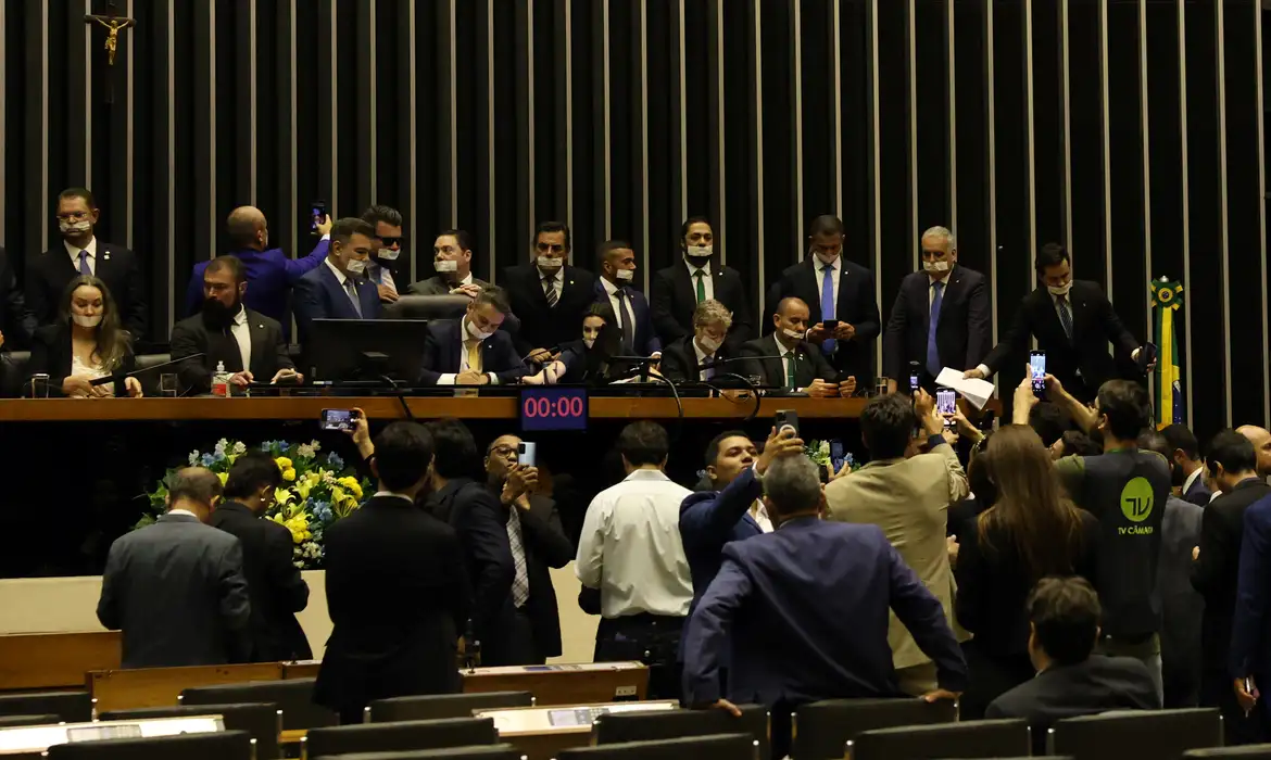Após ocupação no Congresso, Alcolumbre e Motta pedem respeito e retomada dos trabalhos