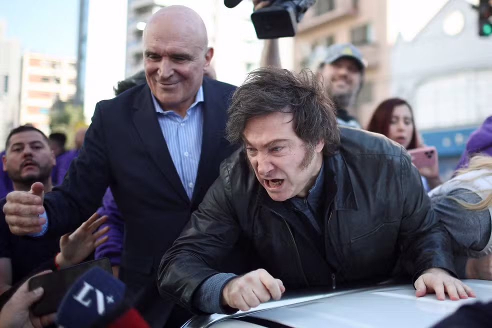 Milei é hostilizado durante carreata em Buenos Aires