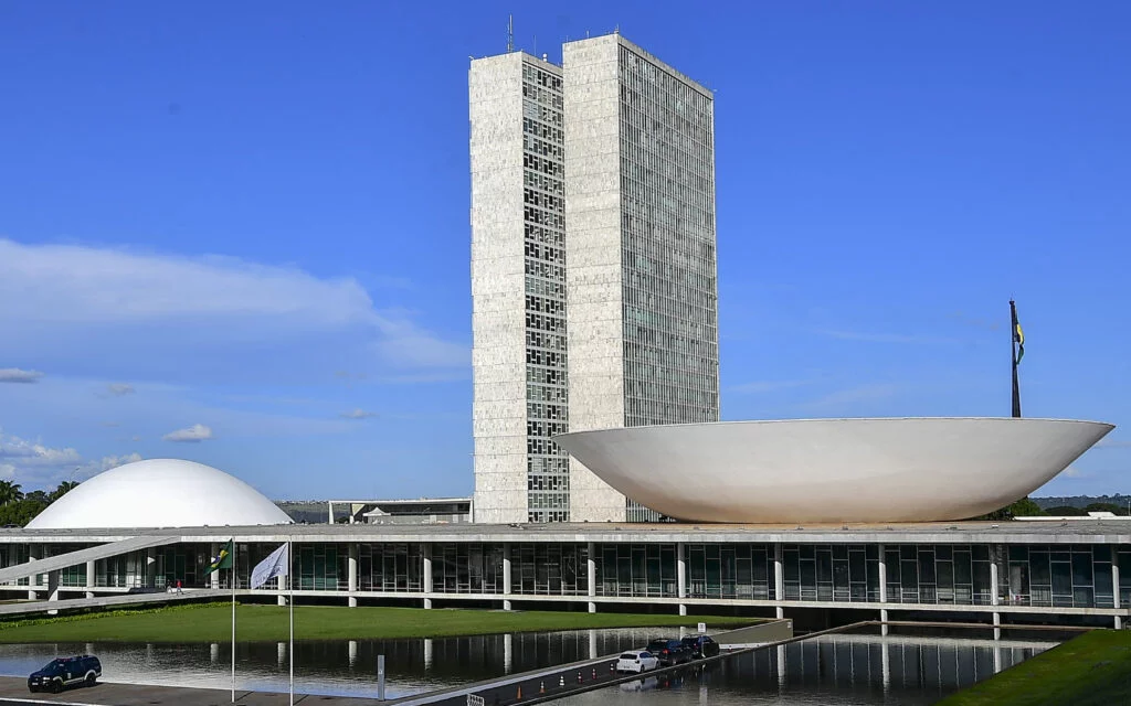 Senado vota projeto de proteção infantil na internet