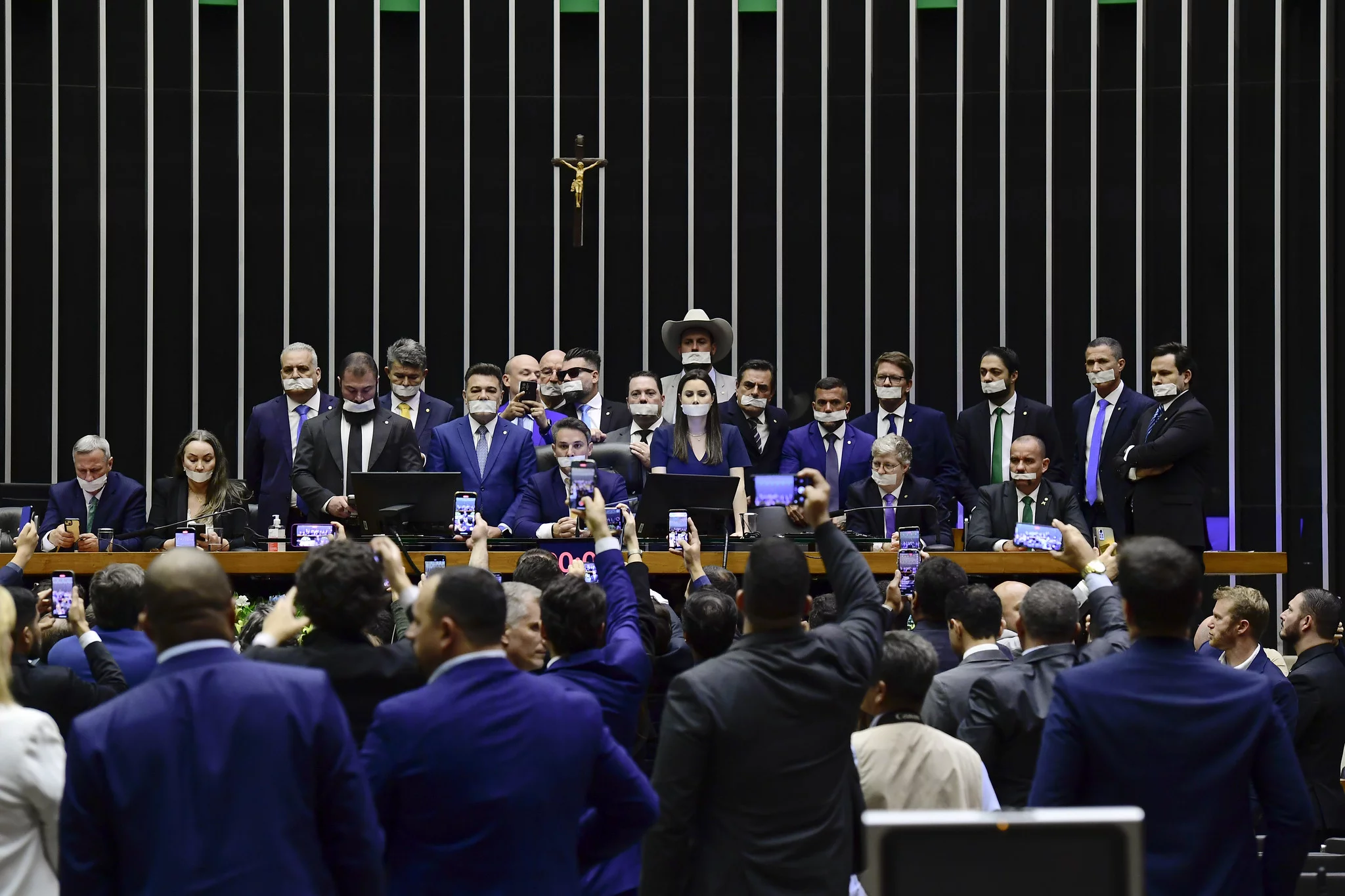 Bolsonaristas bloqueiam votação por anistia e Moraes