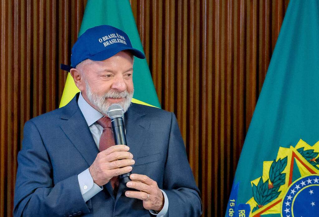 Governo Lula anuncia novo slogan: “Do lado do povo brasileiro”
