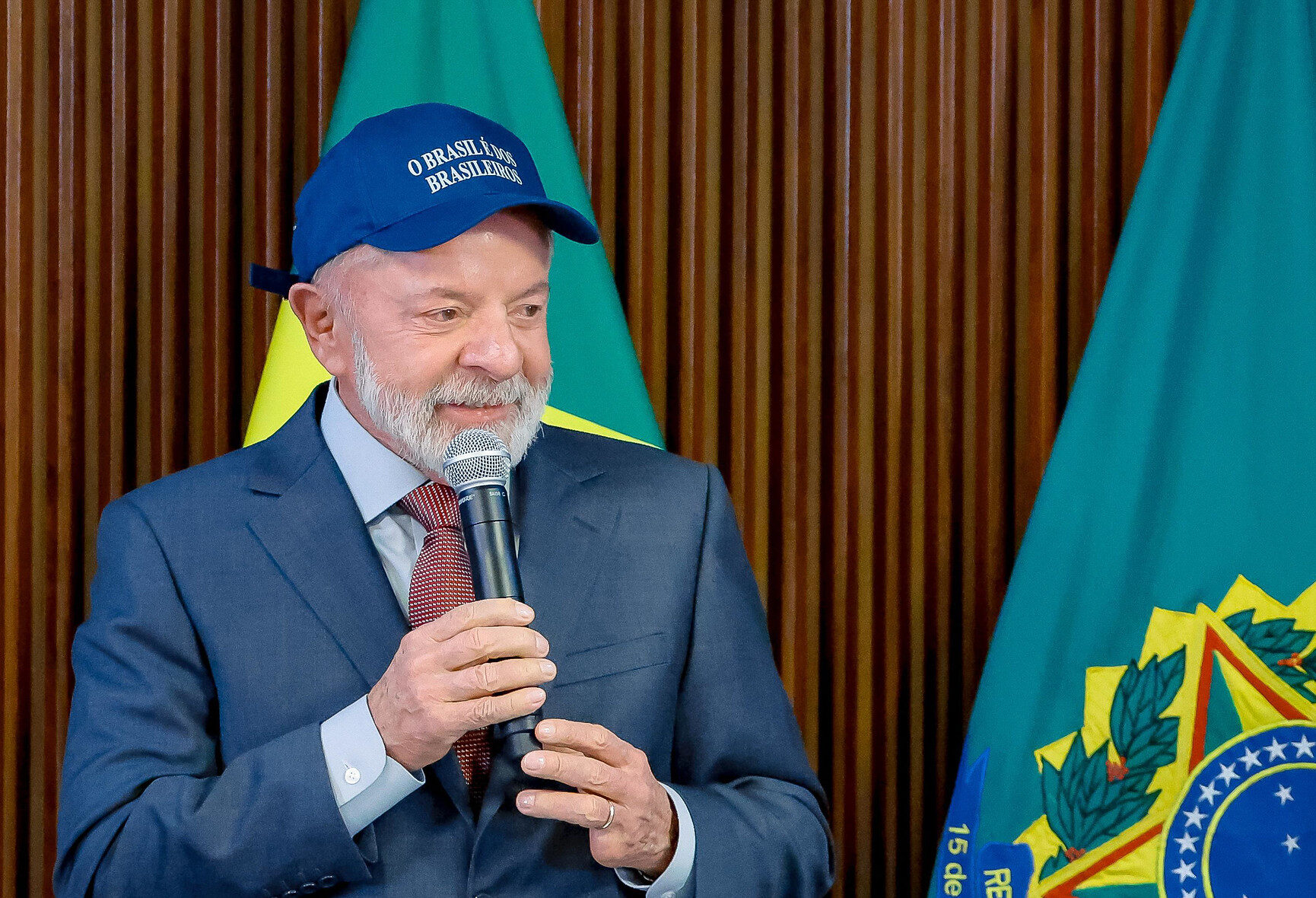 Governo Lula anuncia novo slogan: “Do lado do povo brasileiro”