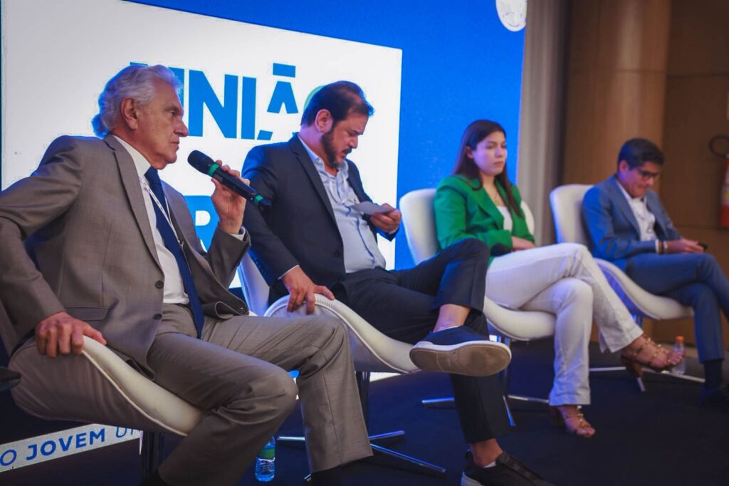 “Debate público perde qualidade”, diz Caiado a jovens