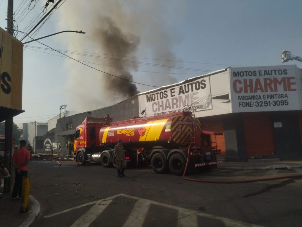 Incêndio atinge depósito de produtos chineses no Setor Campinas, em Goiânia