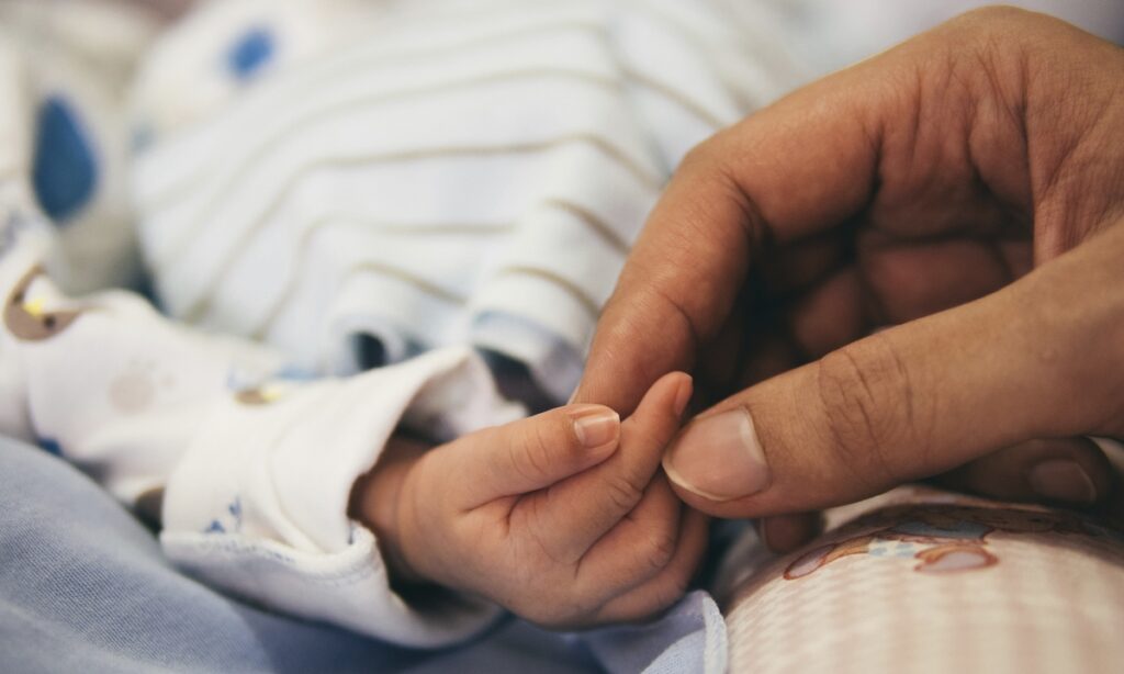 “Apenas 5 dias de licença-paternidade é pouco”, dizem pediatras