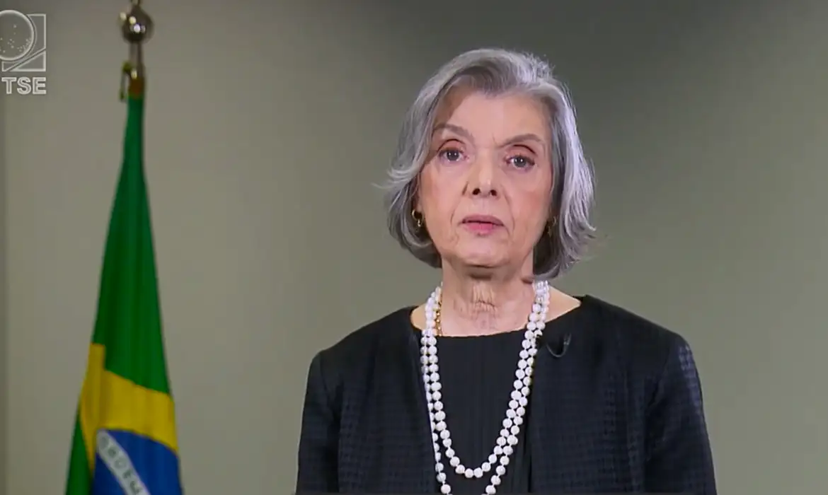Cármen Lúcia critica resistência à presença de mulheres nos tribunais brasileiros