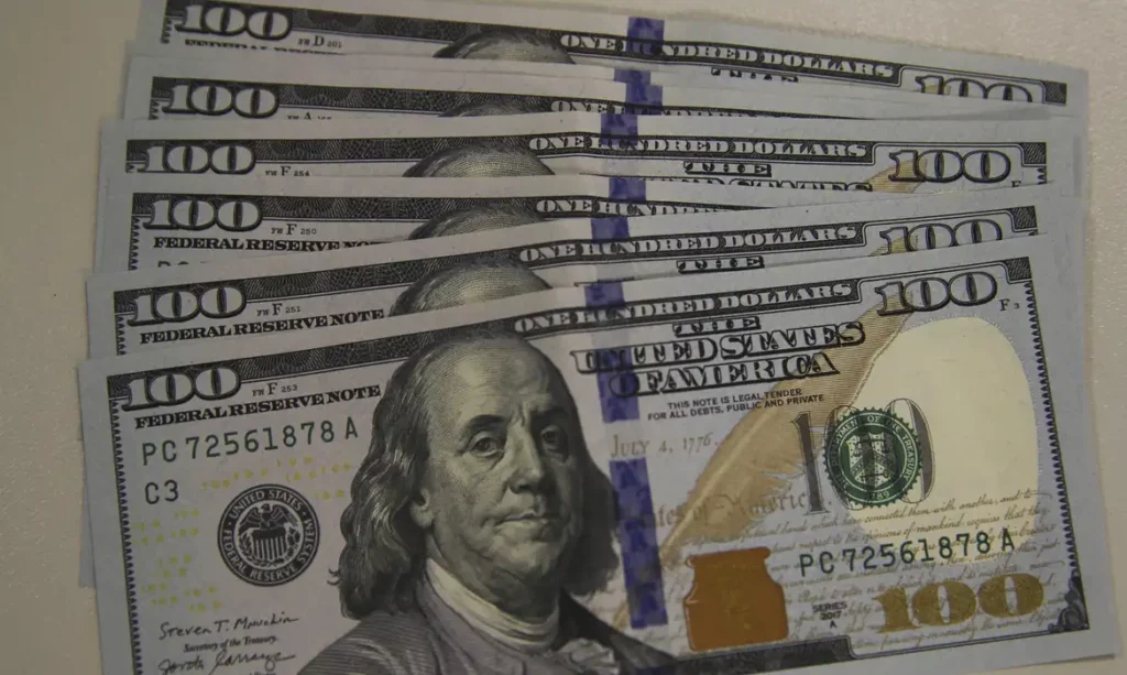 Bolsa sobe e dólar recua mesmo com tarifaço