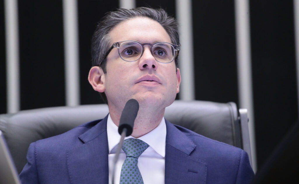 Após vídeo viral, leis para proteção crianças na web avançam na Câmara
