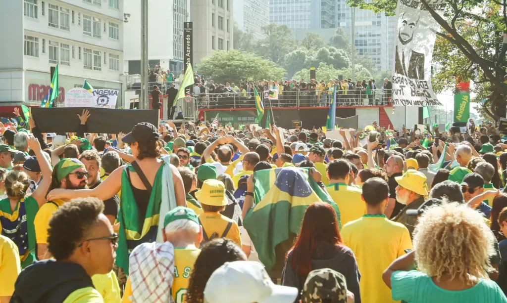 Atos pró-Bolsonaro no domingo: ataques ao STF, pedidos de anistia e apoio a Trump