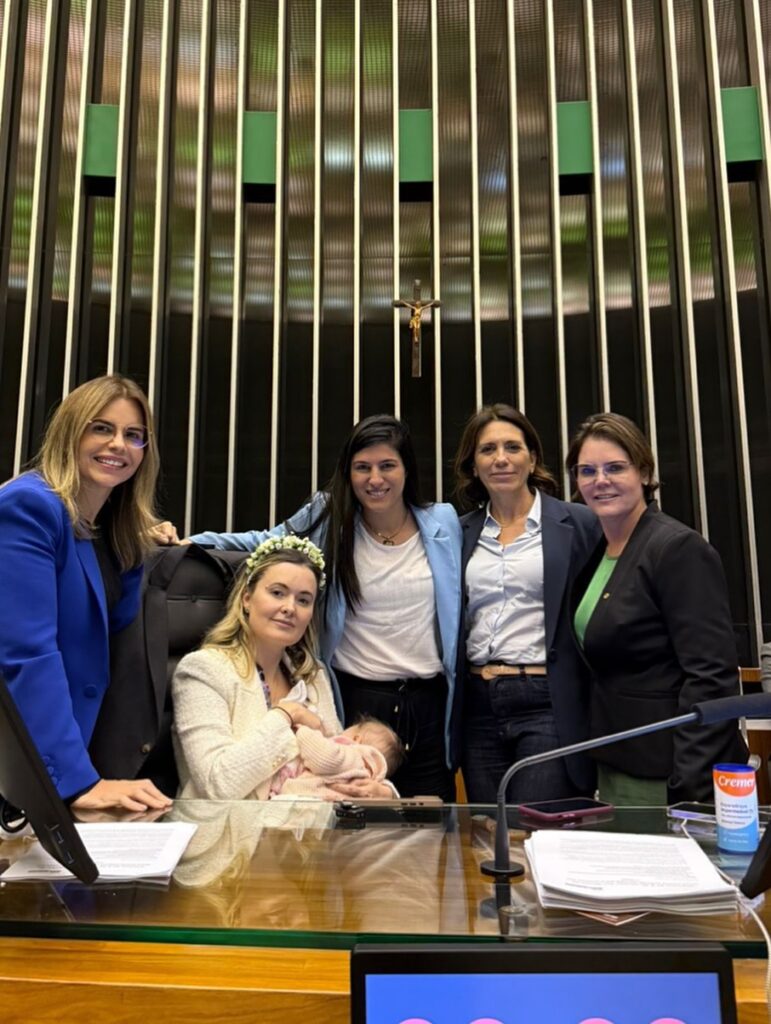 Deputada do PL leva filha de 4 meses à ocupação e é denunciada ao Conselho Tutelar
