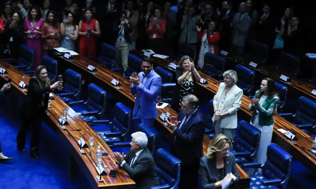Senado aprova o projeto que cria regras para proteger menores na internet