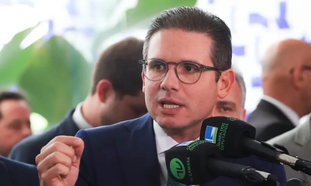 Hugo Motta pede afastamento de 15 deputados após motim na Câmara