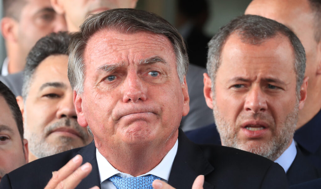 Defesa de Bolsonaro nega pedido de asilo e pede fim da prisão domiciliar