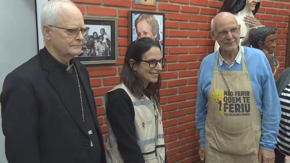 Padre Júlio Lancellotti inaugura biblioteca para pessoas em situação de rua