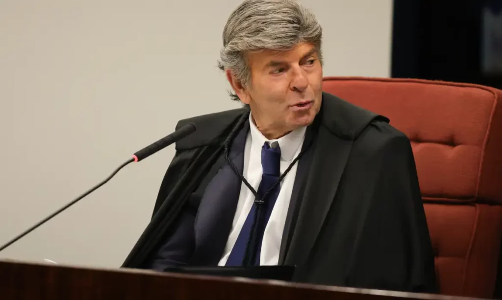 Fux absolve Bolsonaro e condena Braga Netto e Mauro Cid