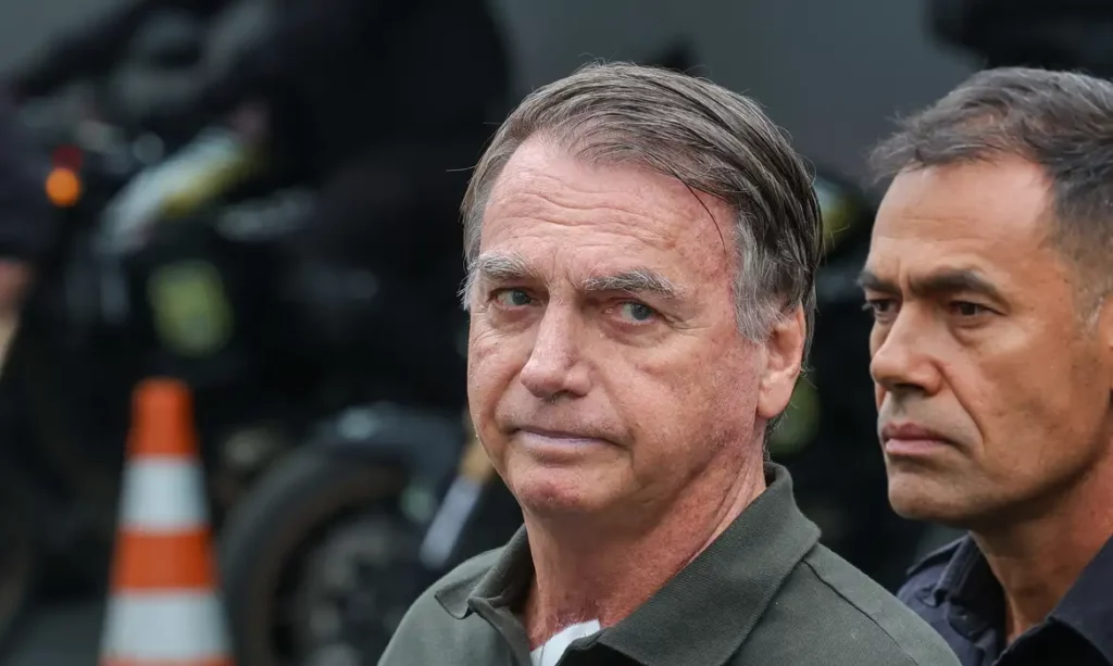 Bolsonaro volta à prisão domiciliar após retirada de lesões na pele