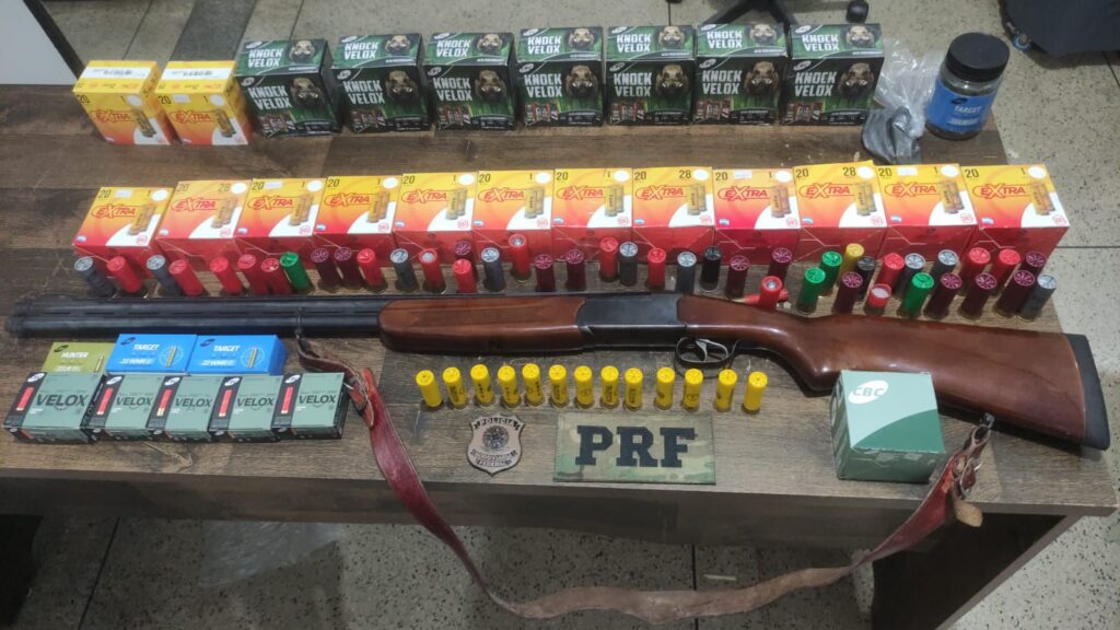 PRF apreende arma, quase mil munições e 66 celulares escondidos em caminhão na BR-153