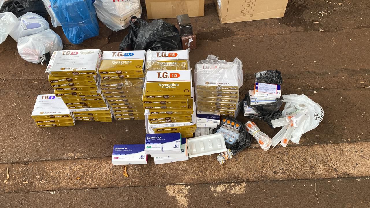 PRF apreende medicamentos irregulares e eletrônicos em veículo na BR-153, em Itumbiara