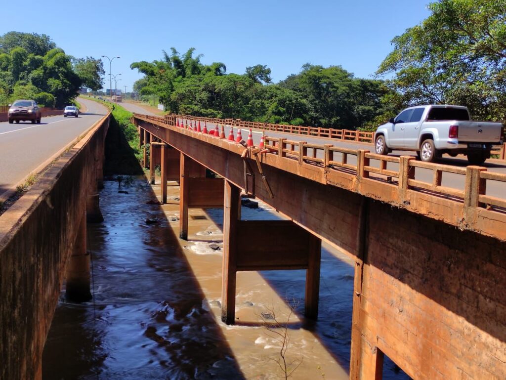 Obra interdita ponte sobre o Rio Claro e muda fluxo na BR-364 em Jataí