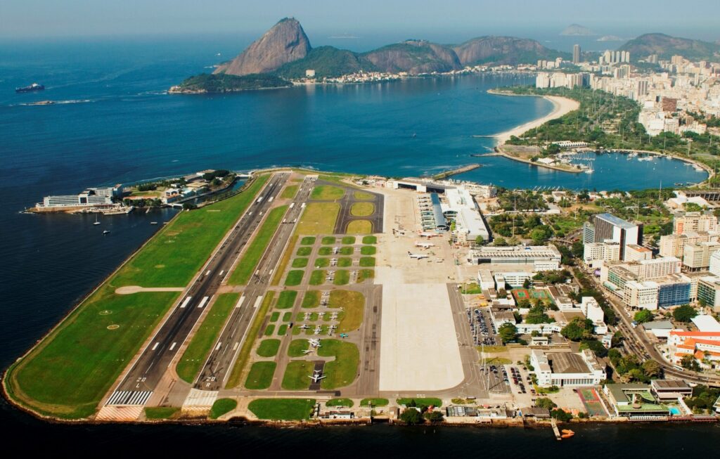 Aeroporto no Rio para após vazamento na pista