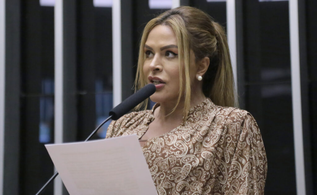 PF cumpre mandado contra suspeito de assédio à deputada Silvye Alves