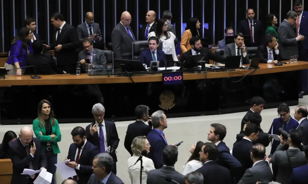 Por falta de votos, trecho da PEC da Blindagem que previa voto secreto é barrado
