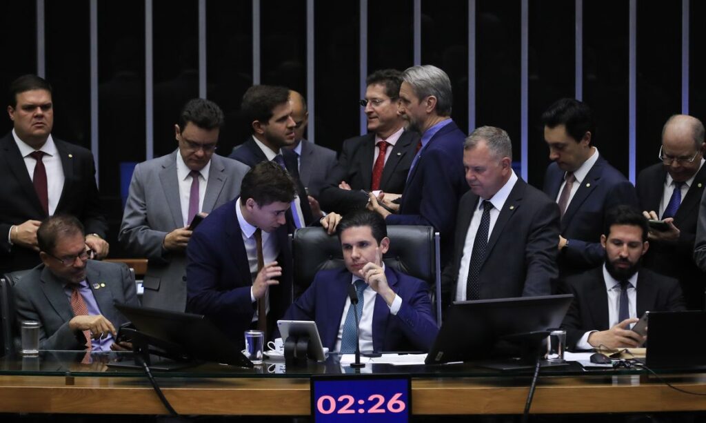Câmara aprova PEC que dificulta investigação e prisão de parlamentares