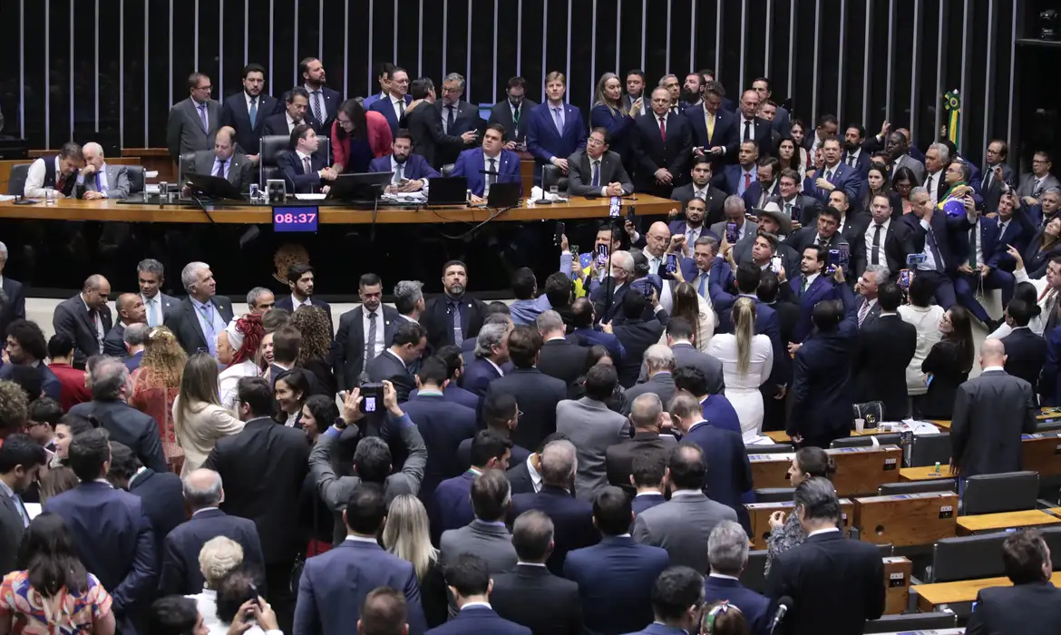 Câmara aprova urgência para projeto que pode anistiar envolvidos no 8 de janeiro