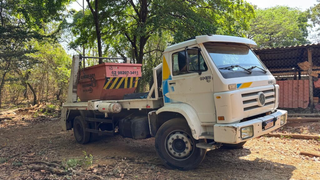 Caminhão é flagrado em descarte irregular e empresa é multada em R$ 45 mil em Aparecida