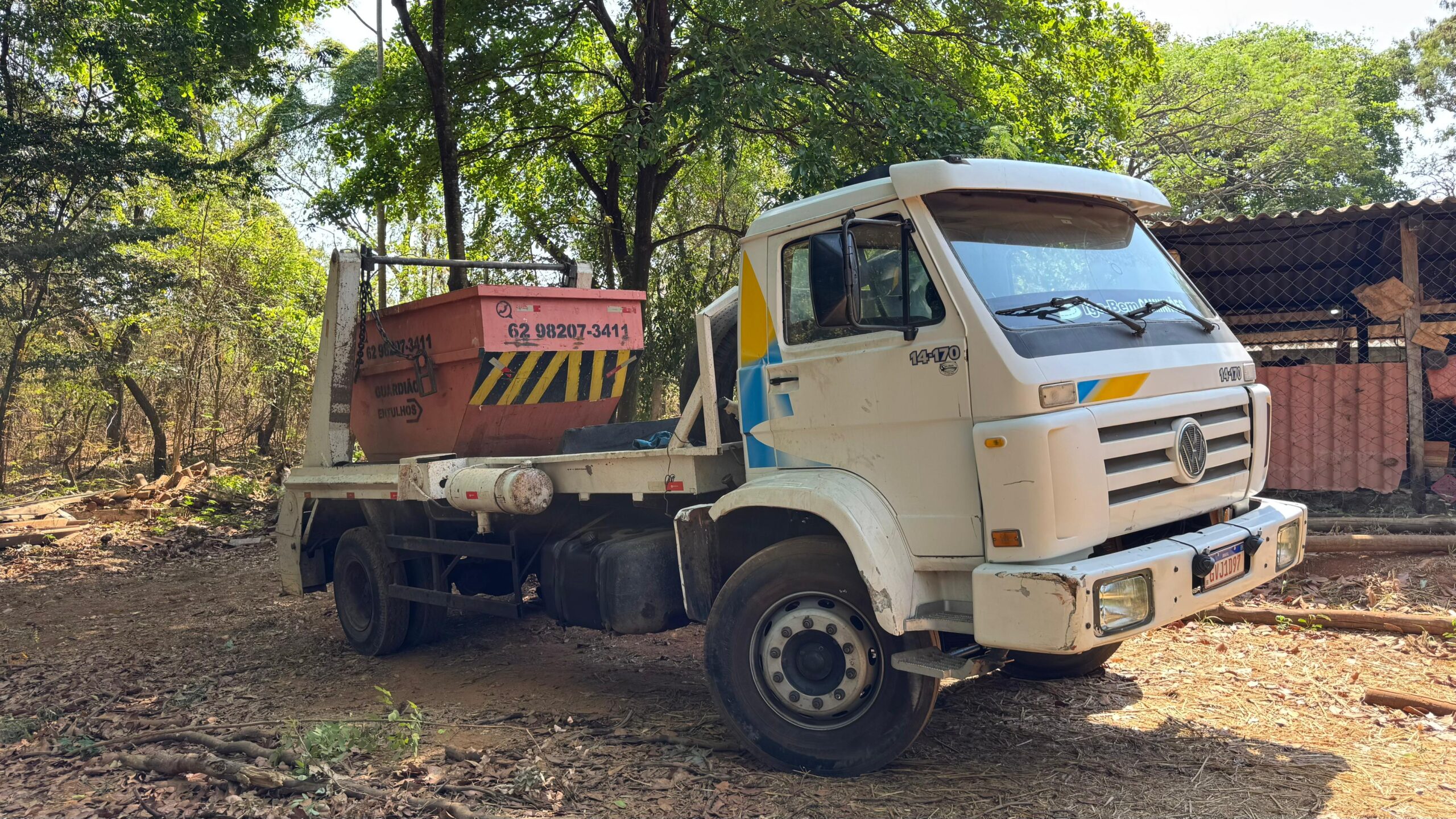 Caminhão é flagrado em descarte irregular e empresa é multada em R$ 45 mil em Aparecida