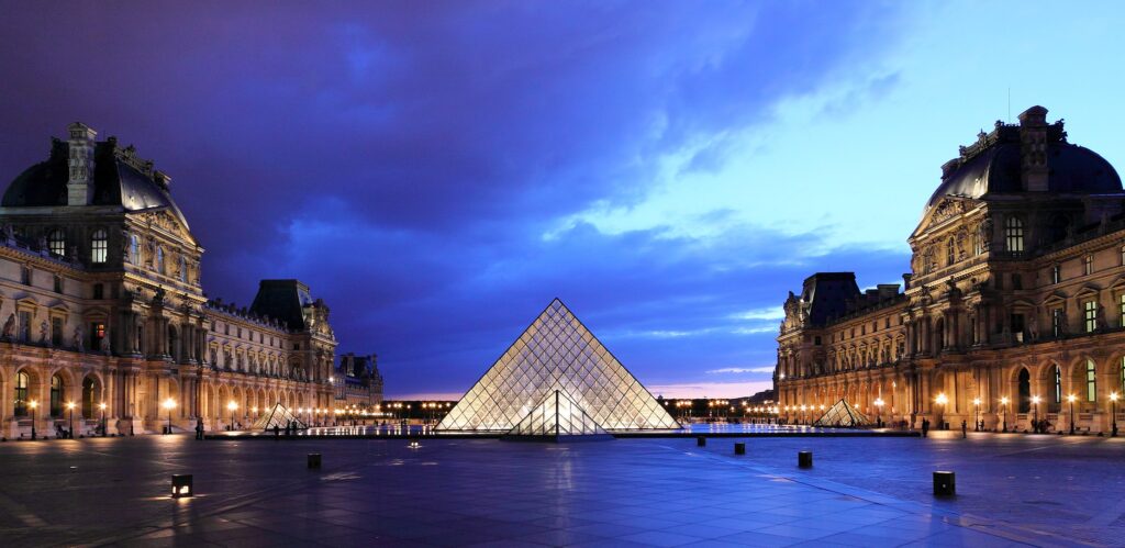 Louvre reabre após roubo de joias