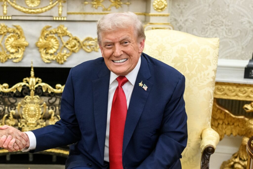 Trump ataca com novas tarifas de 100% à China