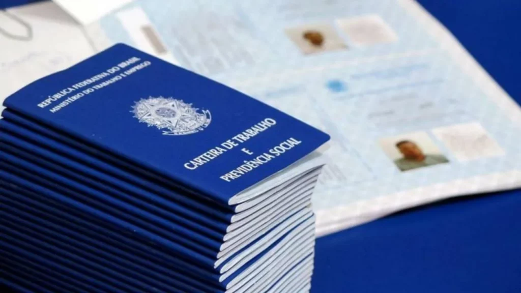 Desemprego cai a 5,6% e iguala menor taxa da história