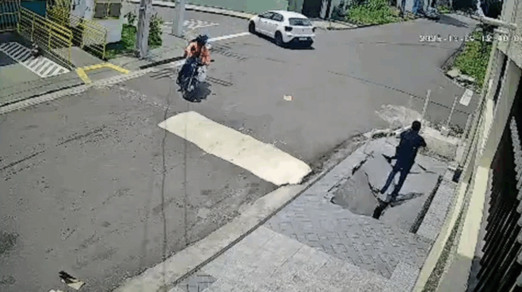 Homem cai em buraco após calçada ceder na Zona Oeste de Manaus
