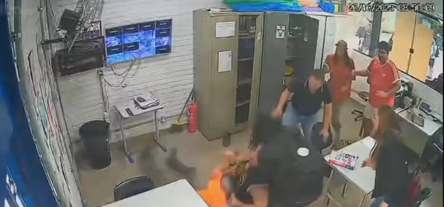 Pai de aluna agride professor após bronca sobre uso de celular em aula no DF
