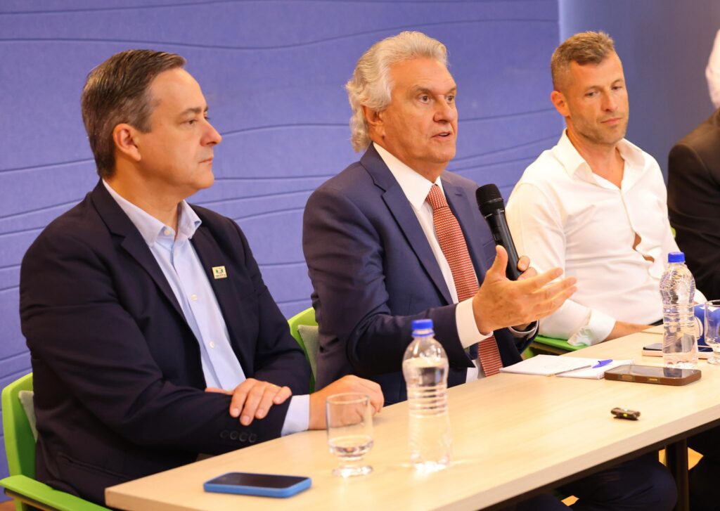 Caiado apresenta avanços de Goiás a empresários em evento de Santa Catarina