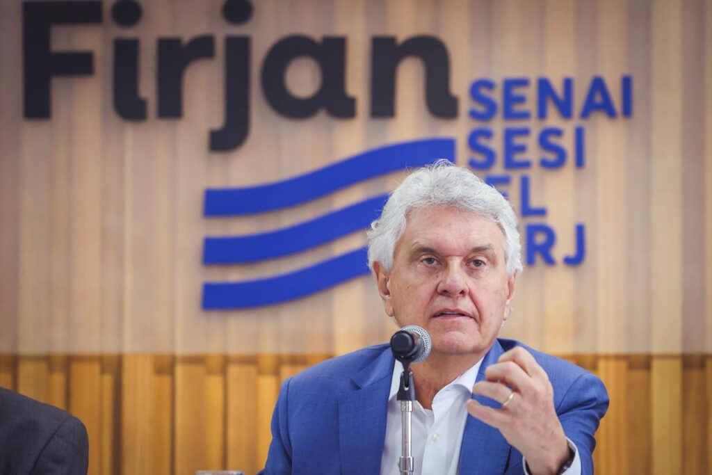 Caiado ataca gestão de governo Lula em evento no RJ