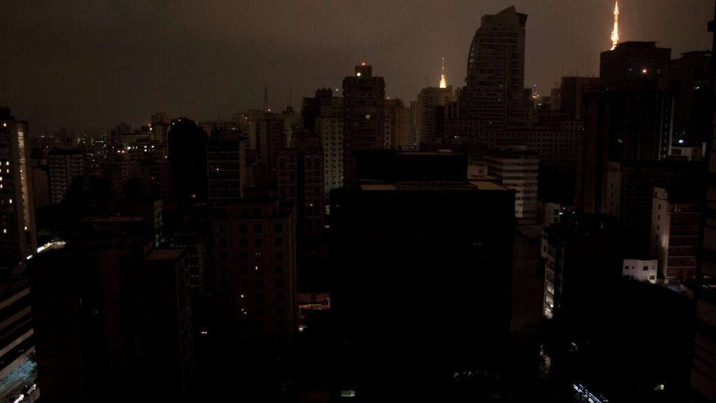 Apagão atinge 50 cidades de Goiás na madrugada