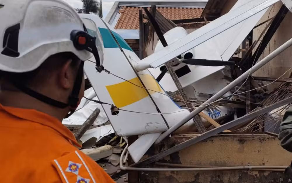 Avião experimental cai em residência em Goiânia