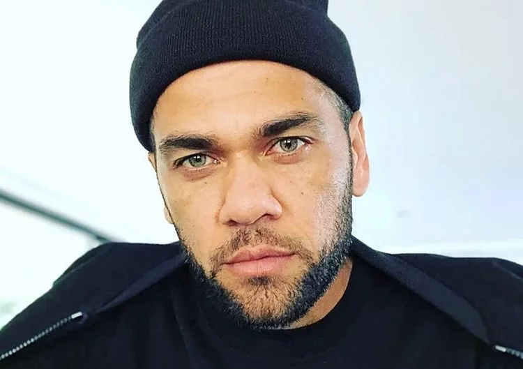 Após absolvição na Espanha, Daniel Alves reaparece pregando em igreja