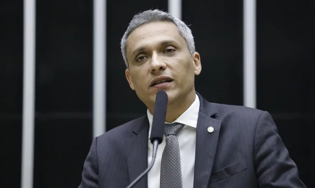 Câmara de Anápolis rejeita título de cidadão para Gustavo Gayer, mas projeto pode voltar