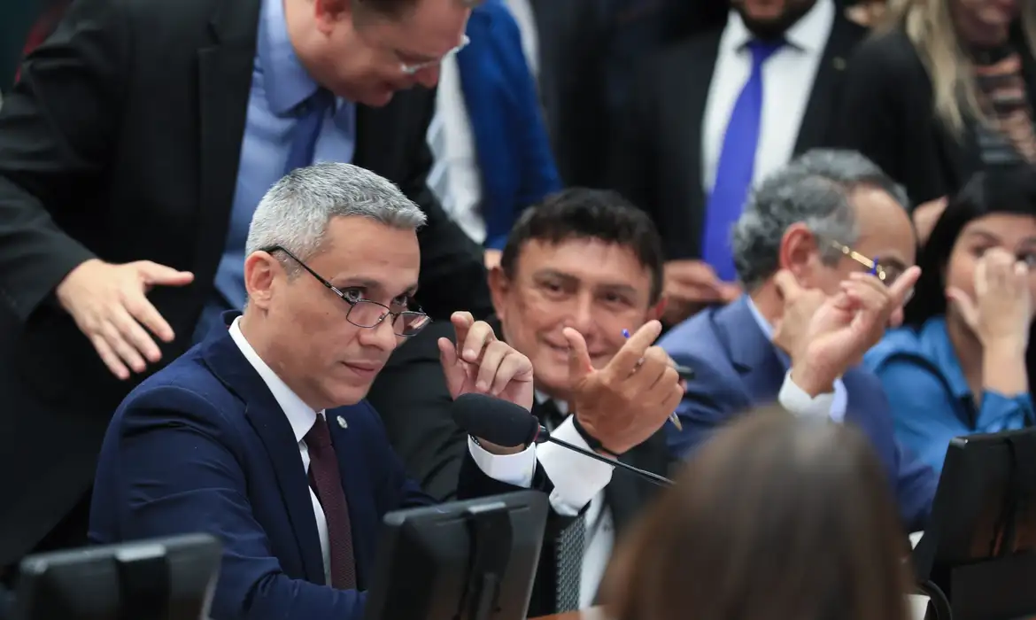 Câmara suspende ação penal no STF contra Gustavo Gayer