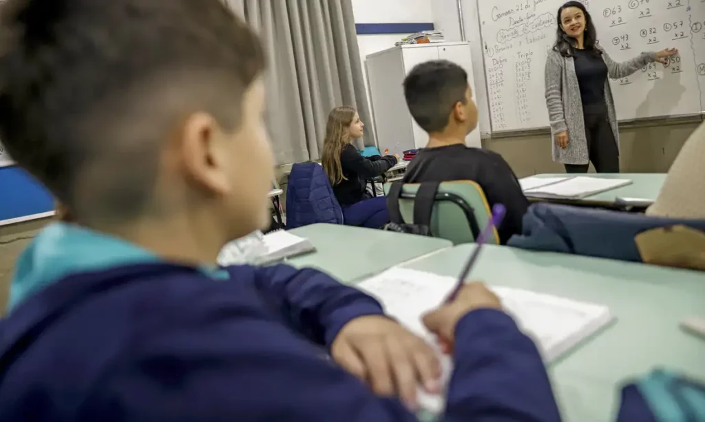 Indisciplina faz professores brasileiros perderem 21% do tempo de aula