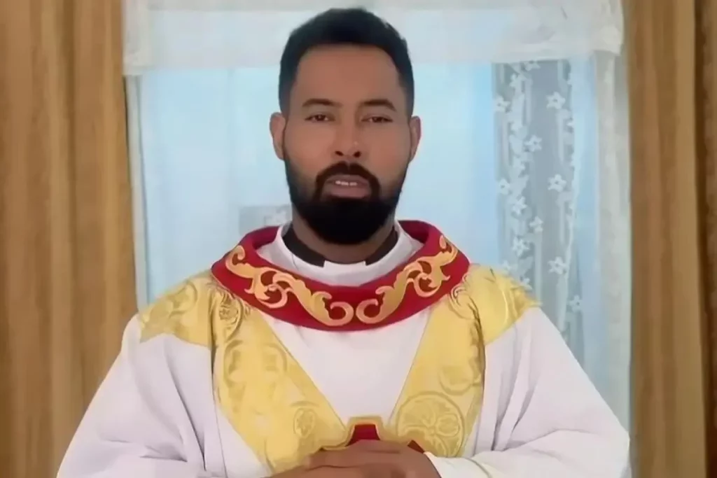Padre nega relação com fiel flagrada em casa paroquial e diz que mulher “só ia tomar banho”