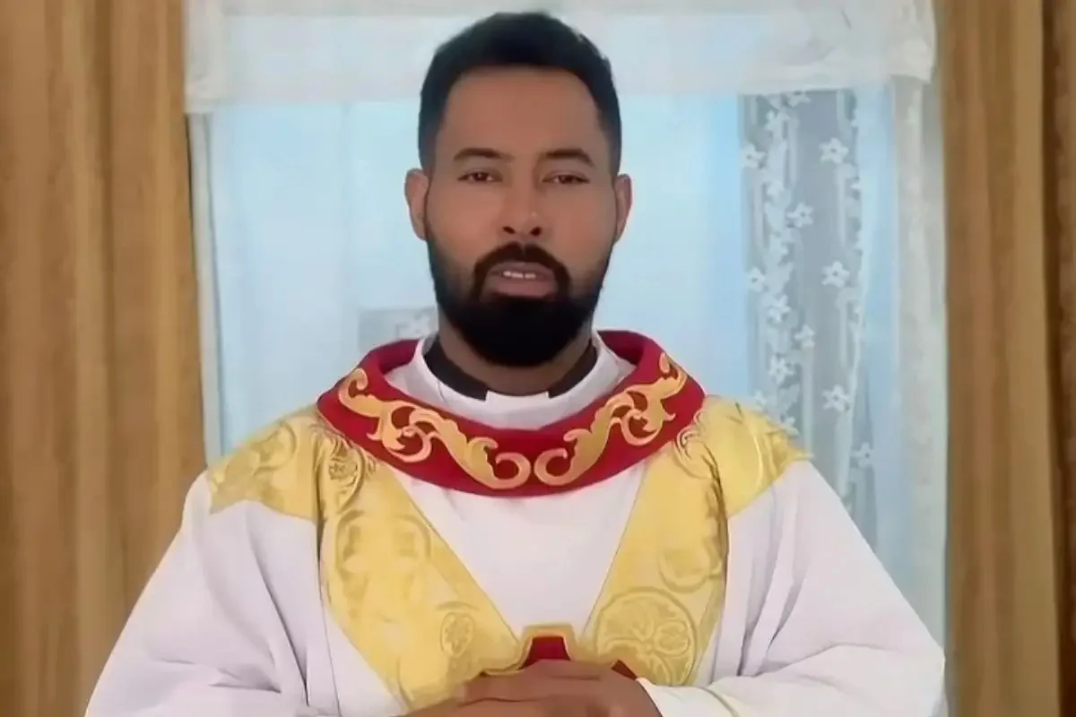 Padre nega relação com fiel flagrada em casa paroquial e diz que mulher “só ia tomar banho”