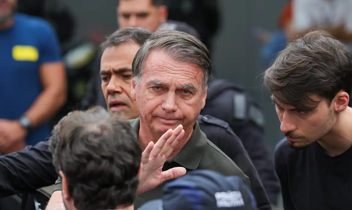 Moraes autoriza Bolsonaro receber alimentação especial