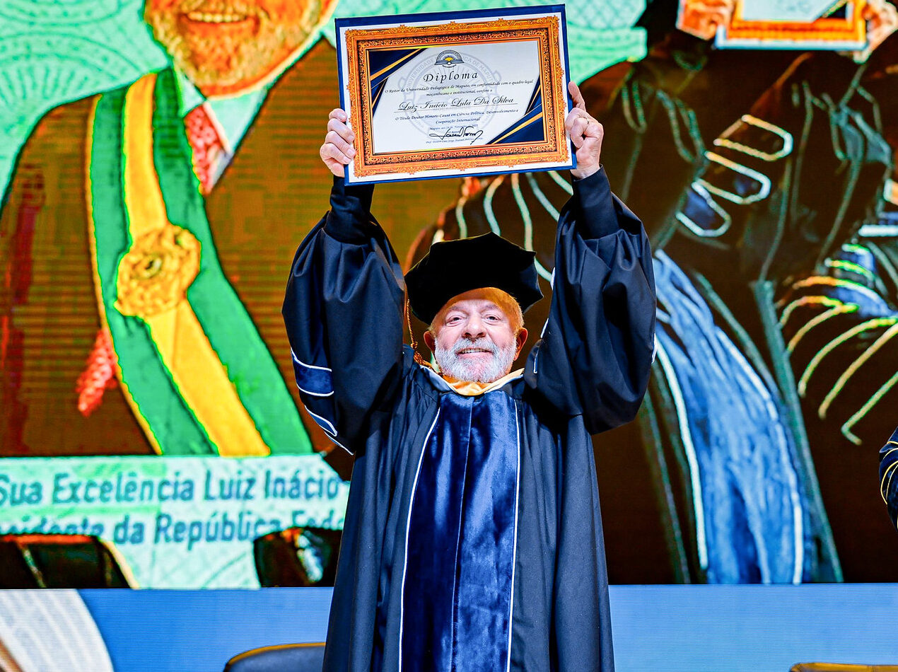 Lula é homenageado com doutorado honorário em Moçambique