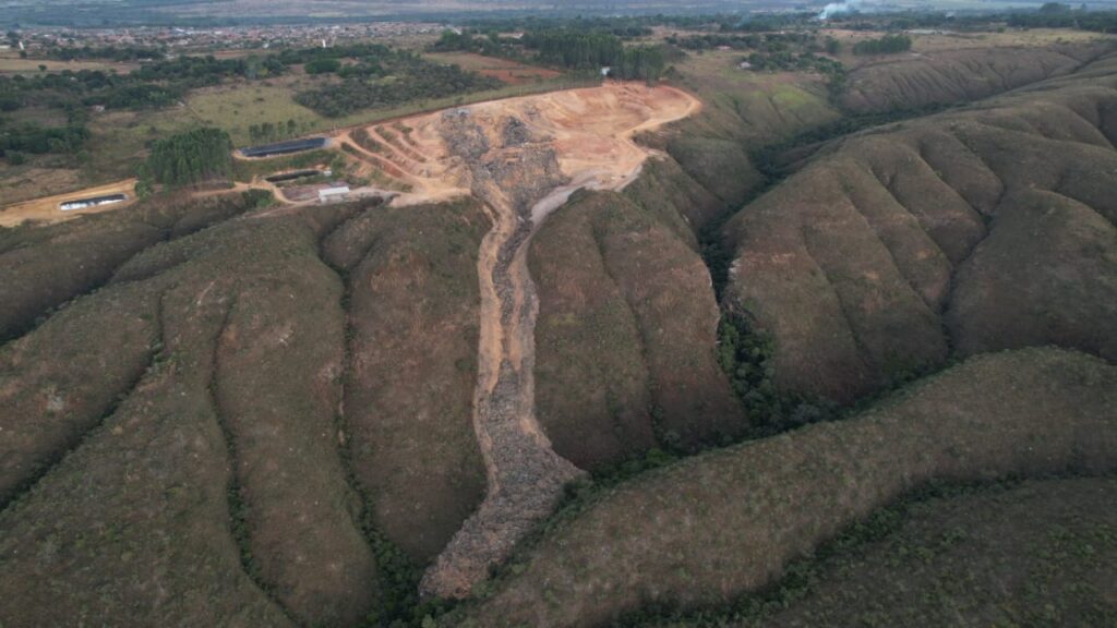 Terceiro deslizamento em lixão volta a contaminar córrego em Padre Bernardo