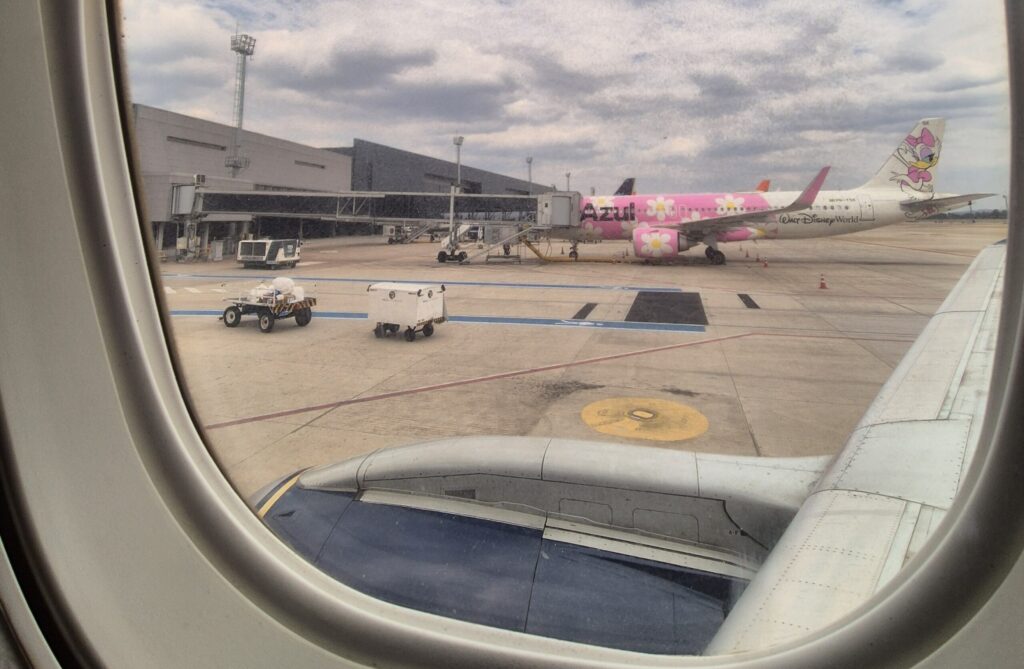 Afinal, de quem é a janela no avião?