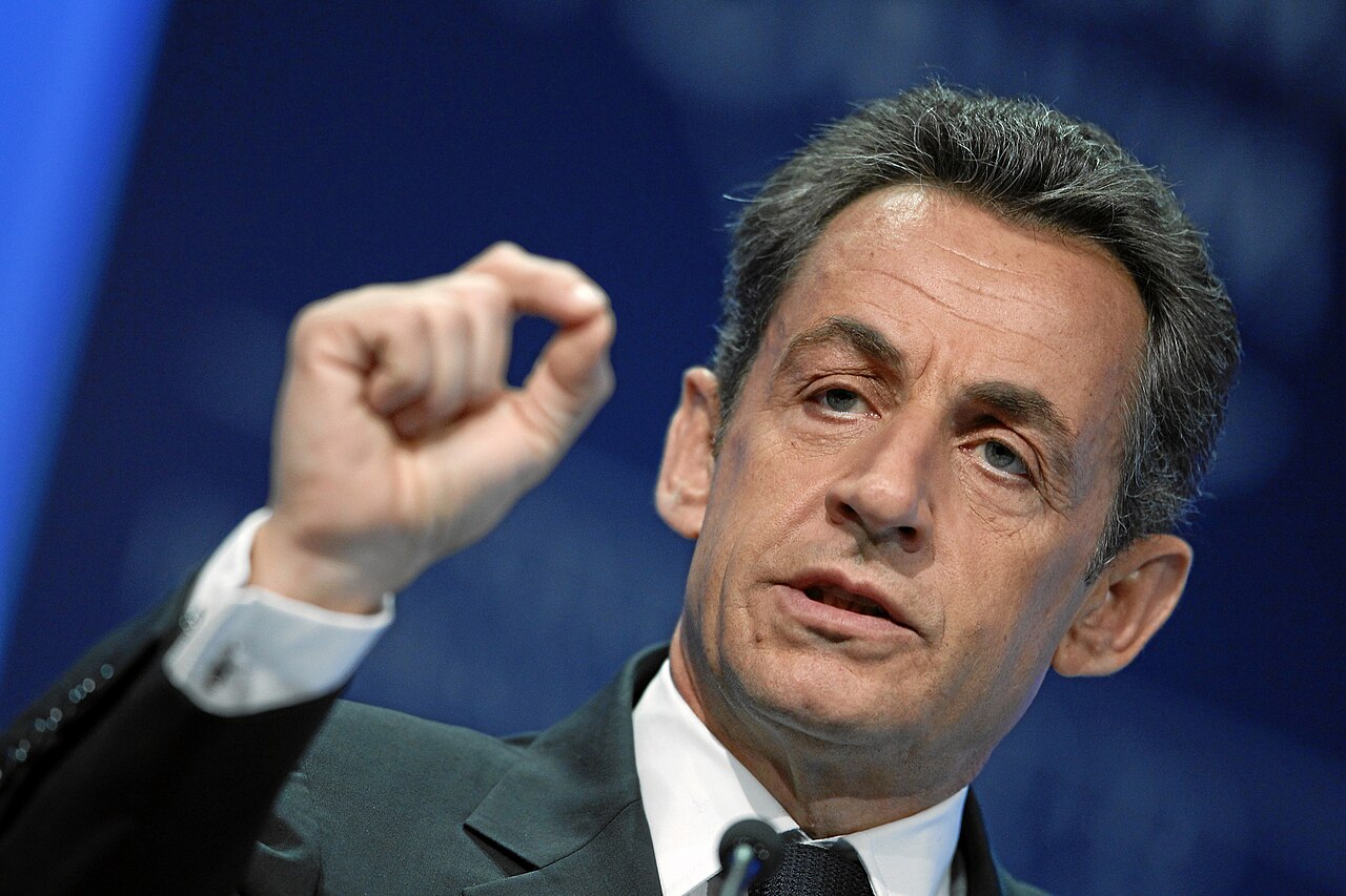 Sarkozy deixa a prisão em liberdade condicional